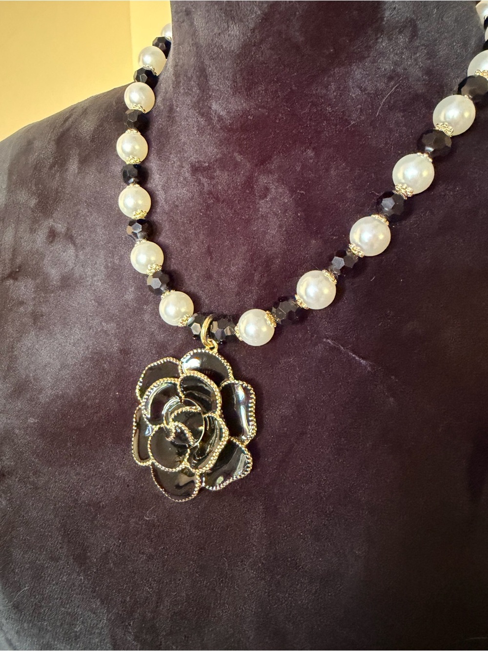 Elegant Black & White Pearl Flower Pendant Necklace